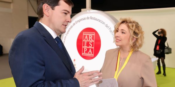 El Presidente de la Junta de Comunidades de Castilla y Leon, D. Alfonso Fernández Mañueco, visitando el stand de ARESPA.
