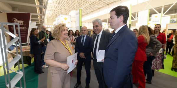 El Presidente de la Junta de Comunidades de Castilla y León junto con el Director General de Patrimonio de Castilla y León, D. Juan Carlos Prieto Vielba, asistiendo al stand de ARESPA.