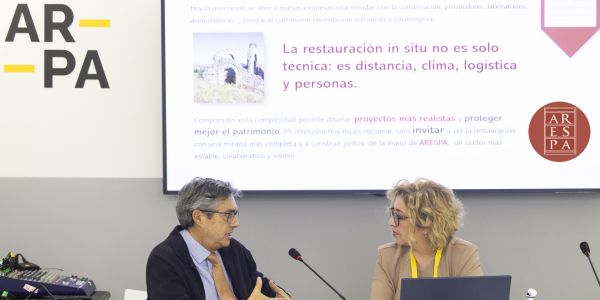 El Presidente de la Academia del Partal, D. Marco Antonio Garcés Desmaison, debatiendo con Macarena Sanz en el turno de preguntas de la conferencia ARESPA.