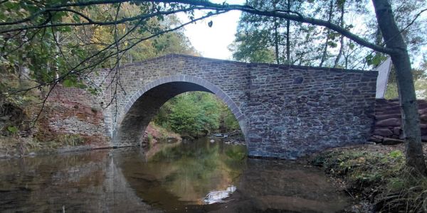 Puente medieval sobre el río Urrobi en Urdíroz